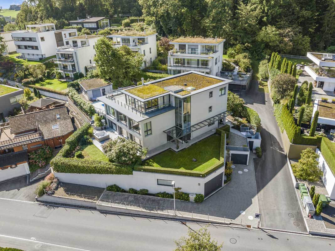 Luftaufnahme mit Berg- und Seelage — typisch für die Region Luzern